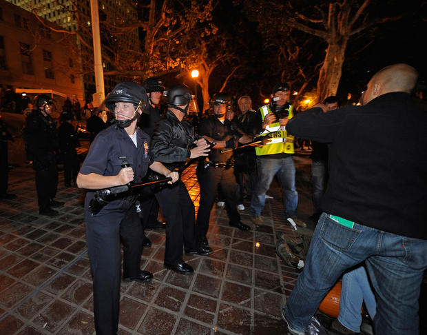 Los Angeles Police Move In To Evict Occupy LA Encampment 