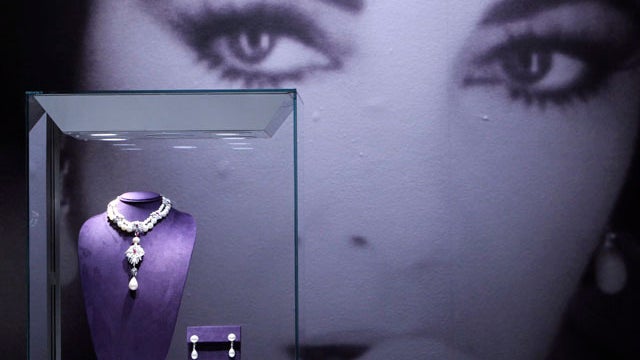 111201-Elizabeth_Taylor-auction-AP111201041469.jpg 
