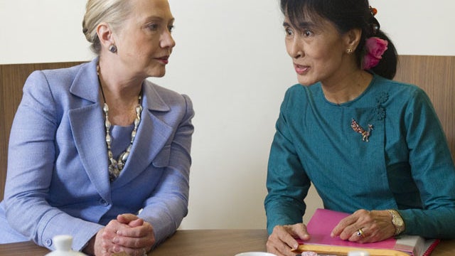 111202-Hillary_Clinton-Aung_San_Suu_Kyi-AP11120201297.jpg 
