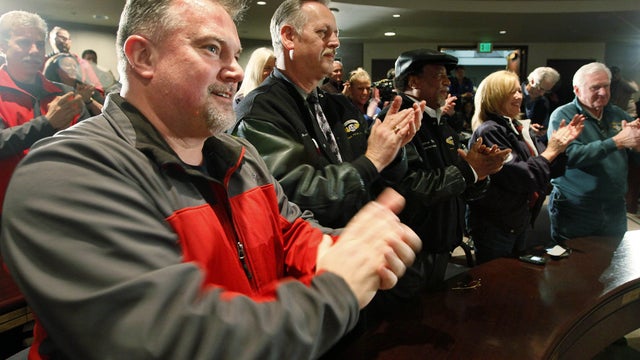 Boeing machinists cheer new contract 