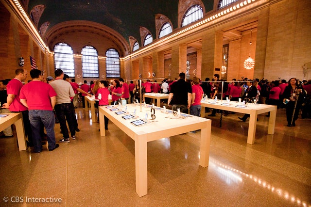 16_apple_store_grand_central_december9opening_cnet.jpg 