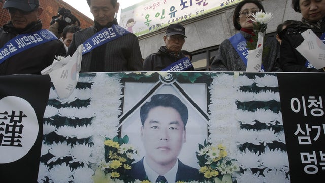 South Korean protesters pay silent tribute to Coast Guard officer Lee Cheong-ho 
