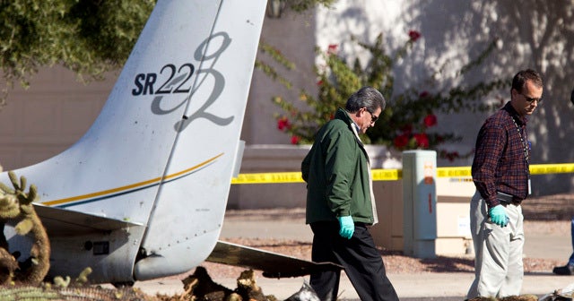 Small plane crashes in Phoenix; 1 dead, 1 hurt CBS News