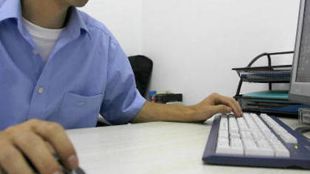 office-worker-computer-desk.jpg 