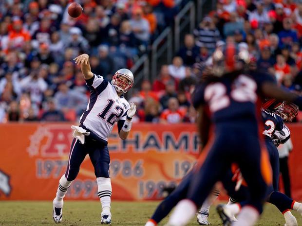 Tom Brady throws a pass 
