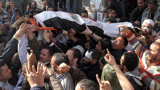 Mourners carry the body of an Egyptian prtoetor in Tahrir Square 