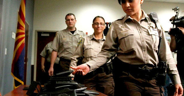 AZ sheriff's officers turn in fed credentials - CBS News