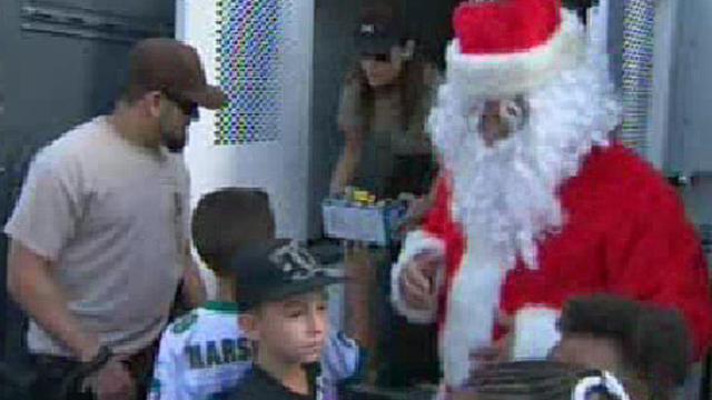 miami-dade-police-toy-giveaway.jpg 