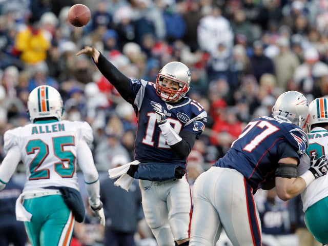 Tom Brady throws over  Will Allen 