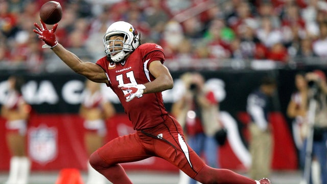 Larry Fitzgerald pulls in a one-handed pass 