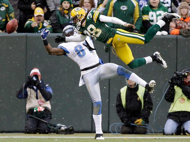 Calvin Johnson is called for pass interference 