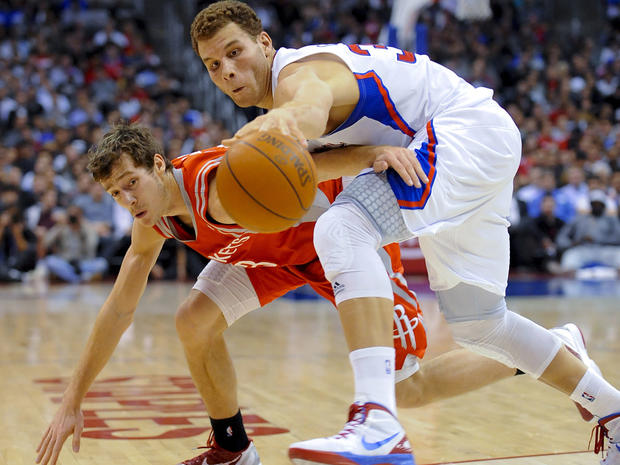 Goran Dragic and Blake Griffin fight for a loose ball 