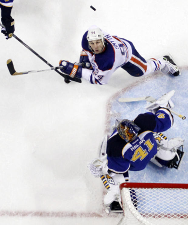 Ryan Smyth looks up at the puck 