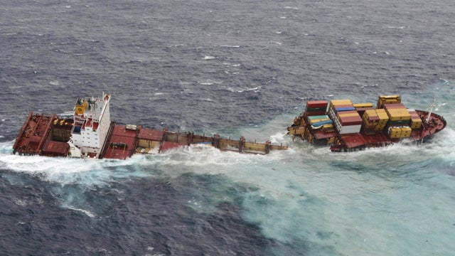 120108-New_Zealand-broken_ship-AP1201081203.jpg 