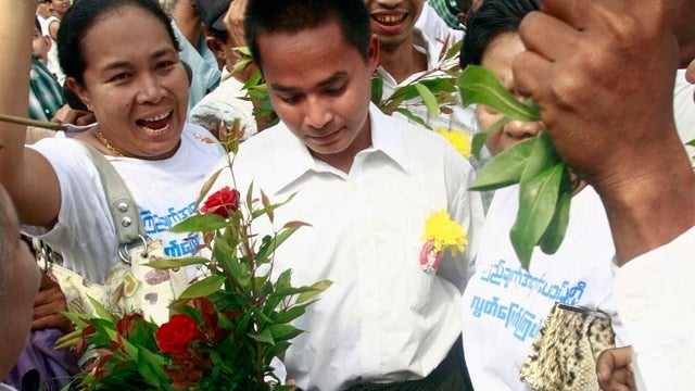 120113-Burma-prisoner_release-AP12011316342.jpg 