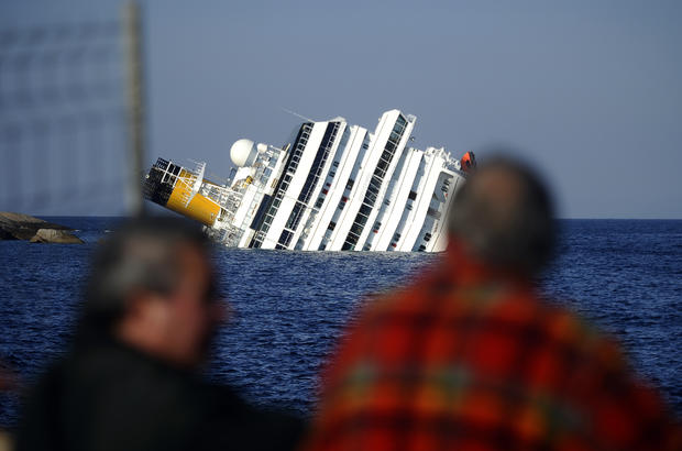 costa-concordia-luxury-cruise-ship-crash-in-italy-110.jpg 