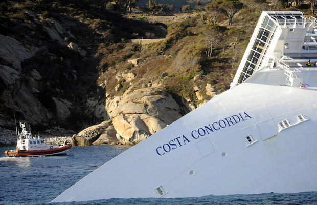 costa-concordia-luxury-cruise-ship-crash-in-italy-92.jpg 