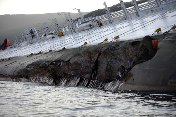 costa-concordia-luxury-cruise-ship-crash-in-italy-42.jpg 