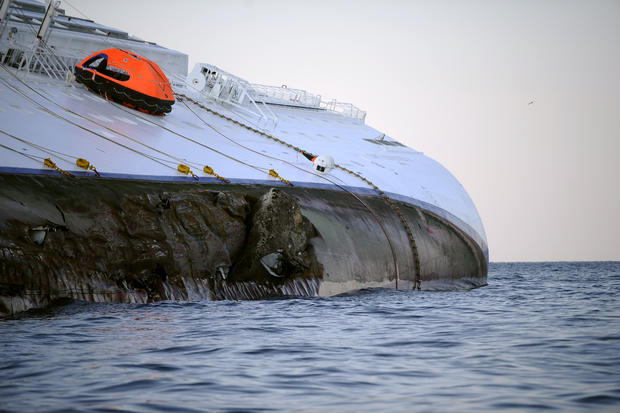 costa-concordia-luxury-cruise-ship-crash-in-italy-62.jpg 