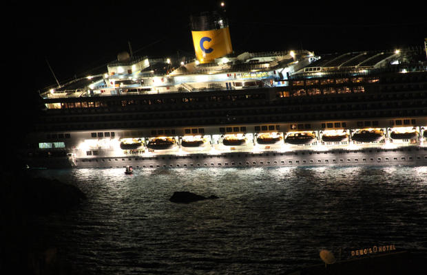 costa-concordia-luxury-cruise-ship-crash-in-italy-31.jpg 
