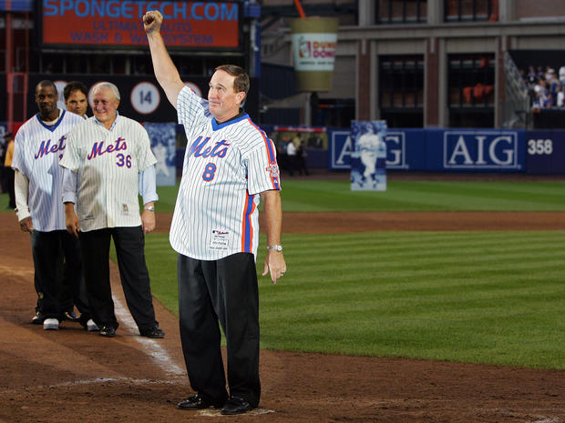 Gary Carter thanks fans from the field  