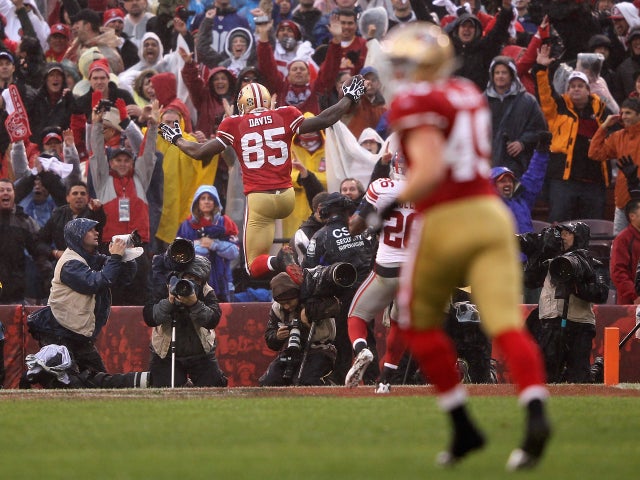 Vernon Davis scores a 73-yard toucdown reception 