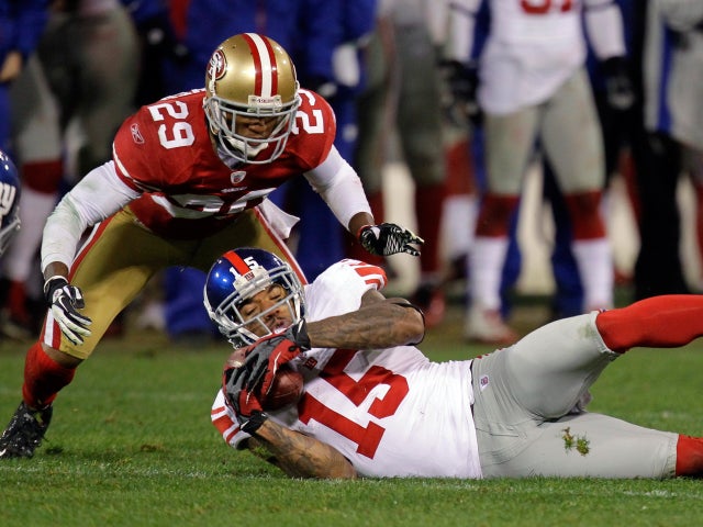 Chris Culliver watches as Devin Thomas recovers a fumbled  