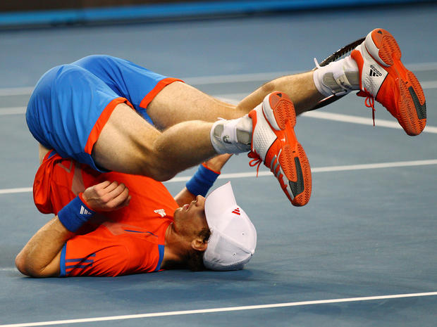 Andy Murray  falls over during his third round match  