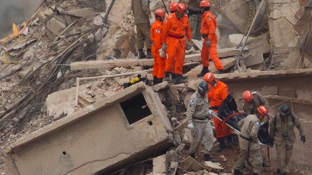 120126-Rio_buildings_collapse-AP120126024757.jpg 