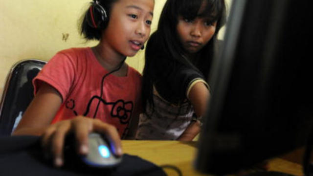 girls-computer.jpg 