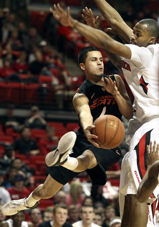 Cezar Guerrero passes around Jaye Crockett 