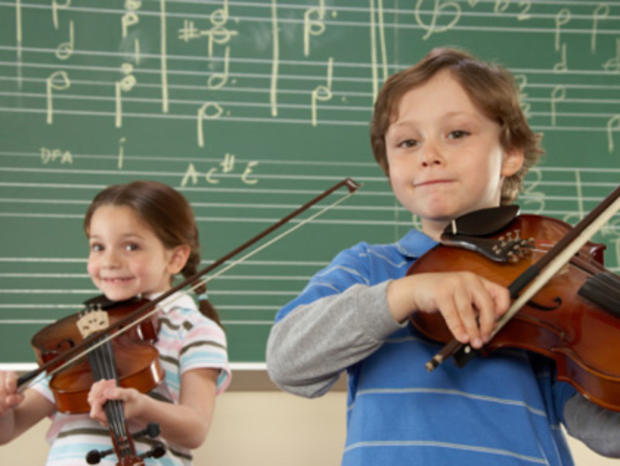 Kids playing violin 