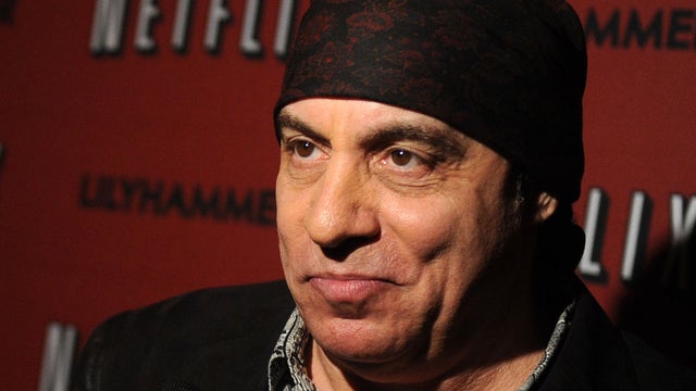 "Sopranos" star launches show on Netflix 