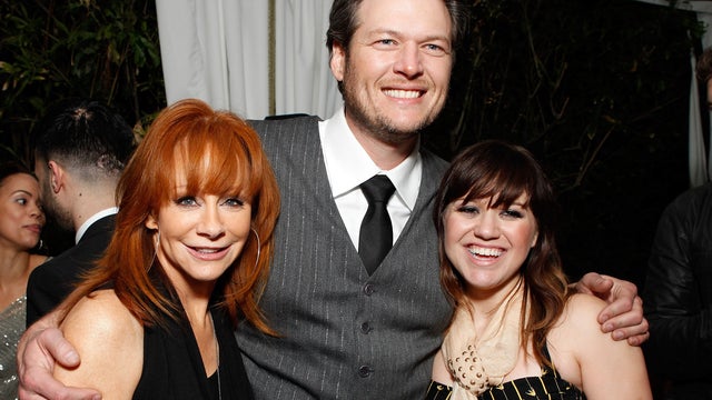  Reba McEntire, Blake Shelton, and Kelly Clarkson attend the Warner Music Group Grammy Celebration hosted by InStyle 