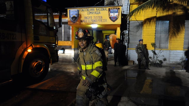 Firemen enter the National Prison of Comayagua 