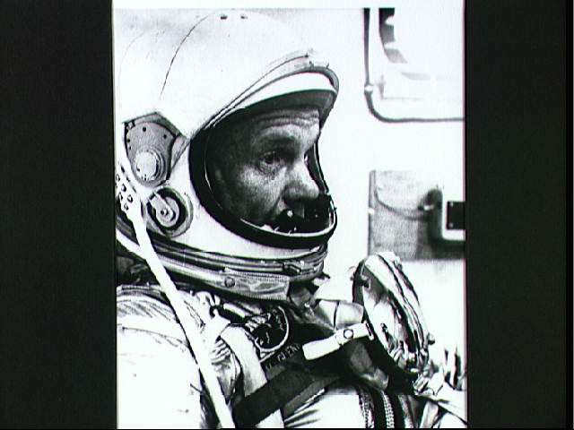 Glenn_in_Mercury_spacesuit_-_NASA.jpg