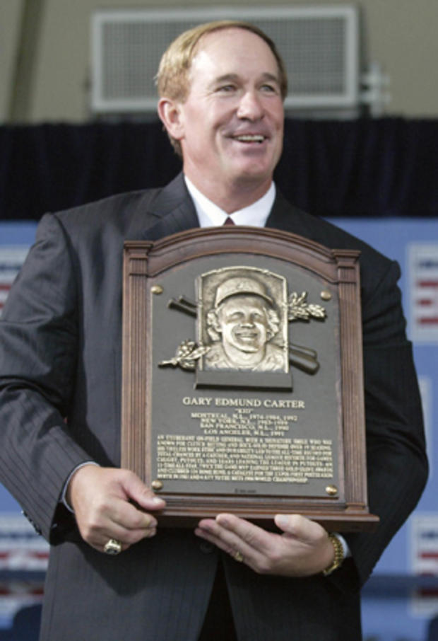 Gary Carter holds his plaque 
