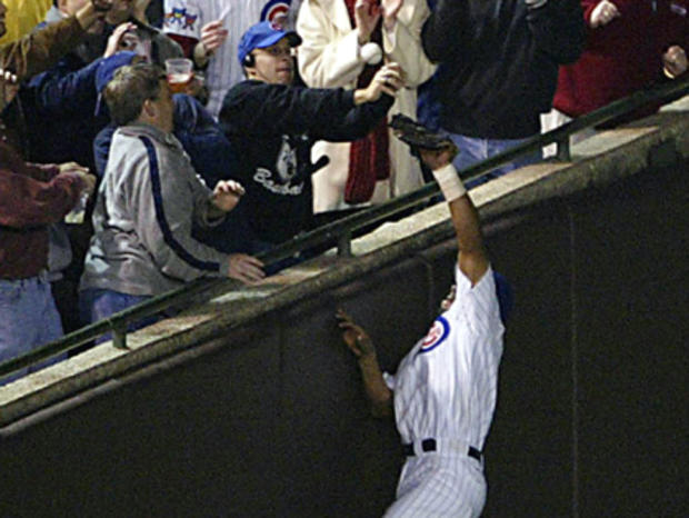 Fans interfere with catch by Alou 