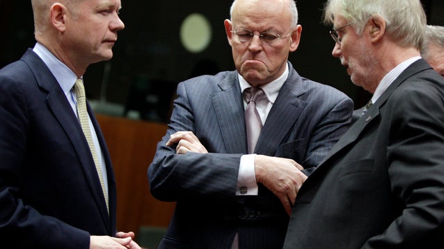 British Foreign Minister William Hague, left, speaks with Dutch Foreign Minister Uri Rosenthal, center, and Finland's Foreign Minister Erkki Tuomioja during a meeting of European Union foreign ministers at the EU Council building in Brussels Feb. 27, 2012 