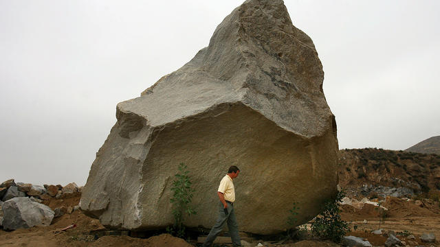 Giant boulder 