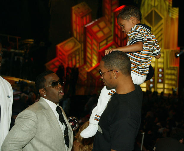 kevin-winter-diddy-and-will-smith-with-his-son-talk-backstage.jpg 