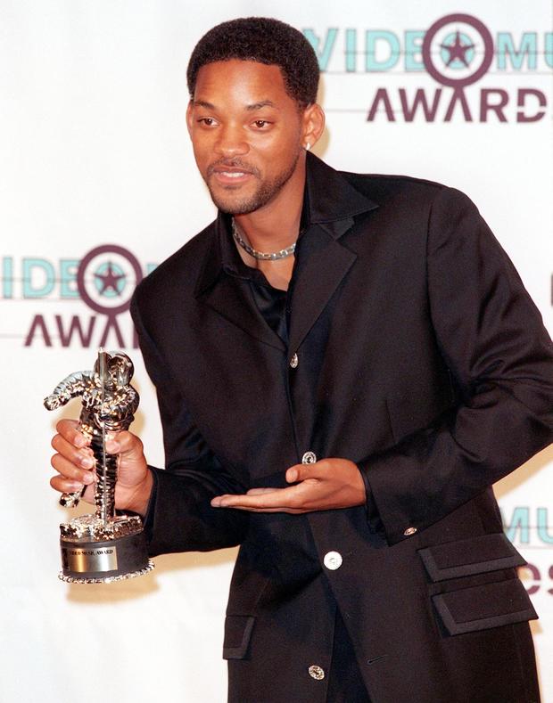 vince-bucci-actor-singer-will-smith-shows-one-of-the-awards-he-won-during-the-1998-mtv.jpg 