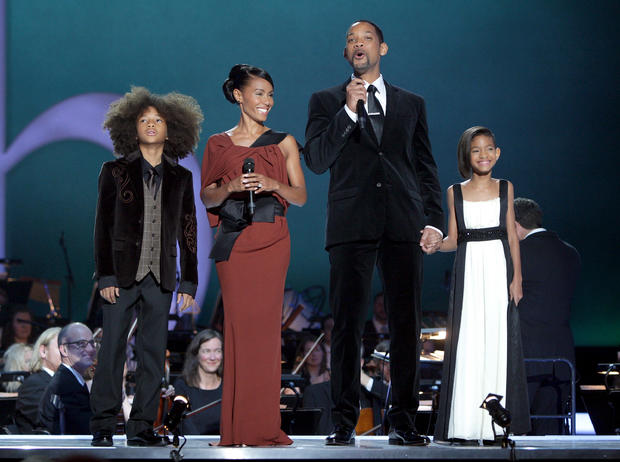 chris-jackson-actors-jada-pinkett-smith-2nd-l-and-will-smith-stand-on-stage-with-jaden-smith-l-and-willow-smith-r-during.jpg 