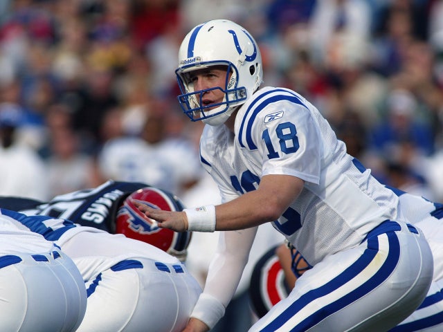 Peyton Manning calls out the play 