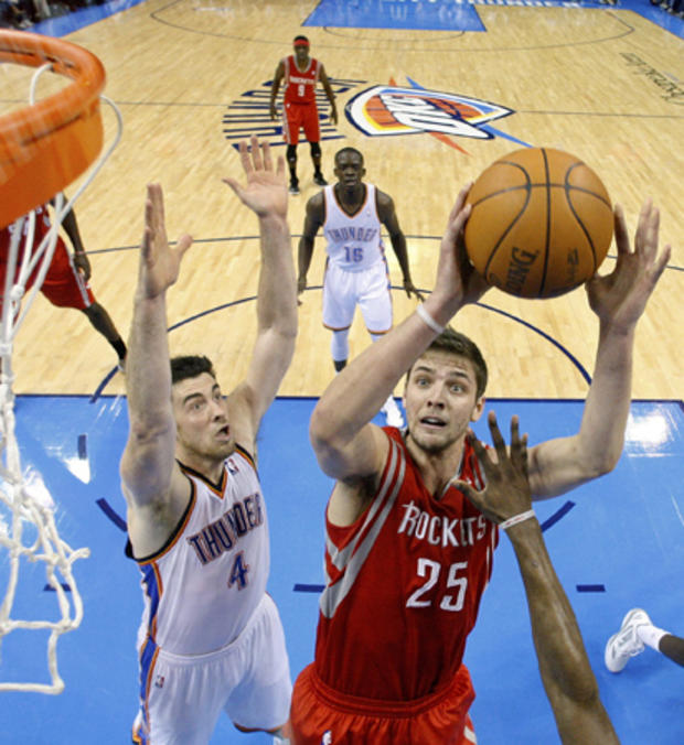 Chandler Parsons shoots in front of Nick Collison 