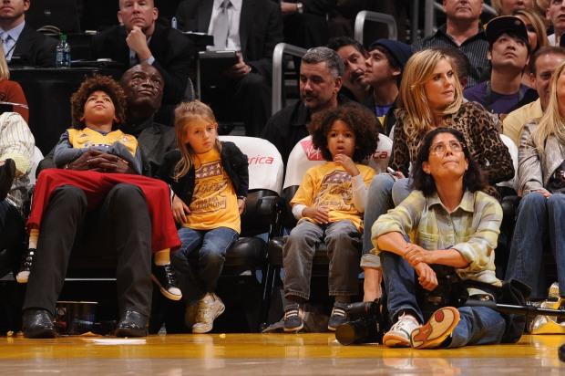 am-recording-artist-seal-and-wife-heidi-klum-watch-a-game-between-the-new-orleans-hornets-and-the-los-angeles-lakers-with-their-children-henry-leni-and-johan.jpg 