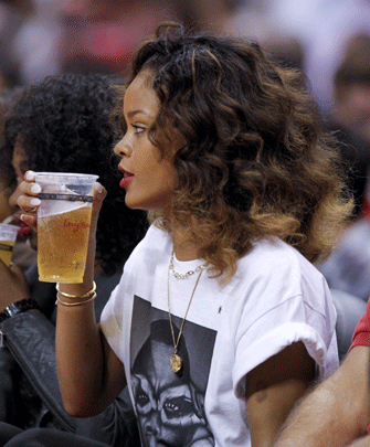 005-grizzlies--rihannaAP120.gif 