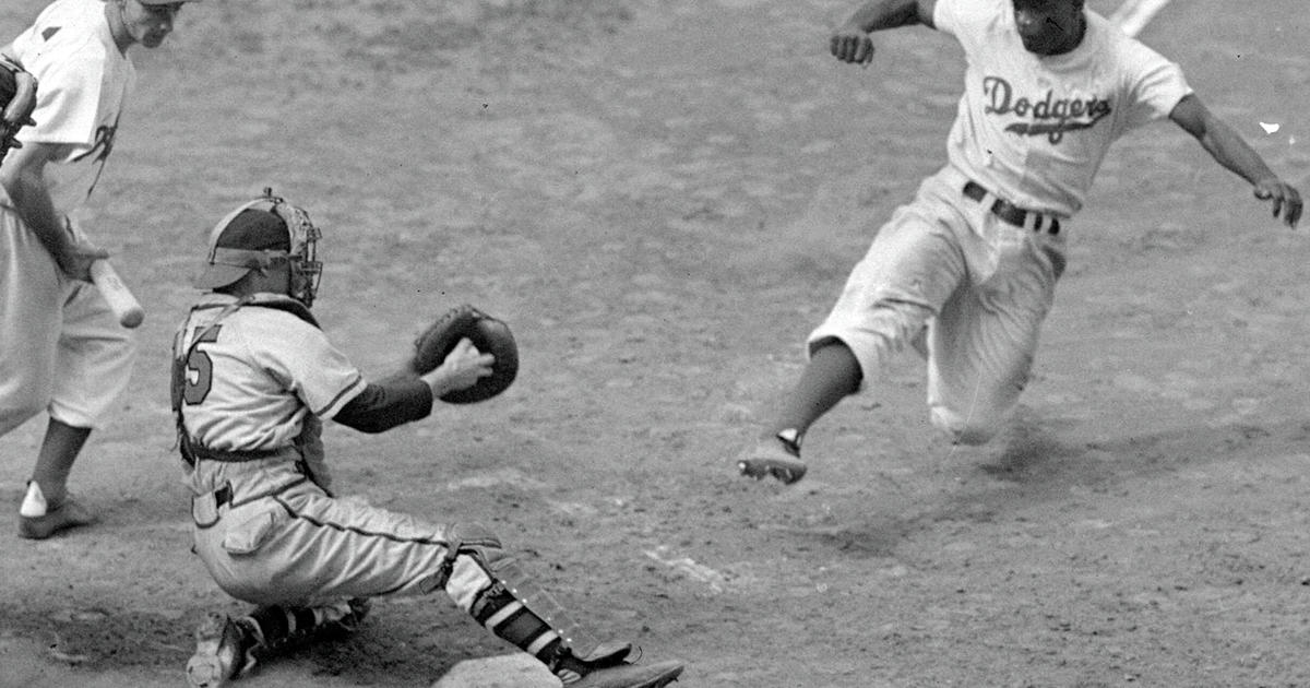 Jackie Robinson, who broke baseball's color barrier with the Brooklyn  Dodgers in 1947, dies of a heart attack in 1972 – New York Daily News
