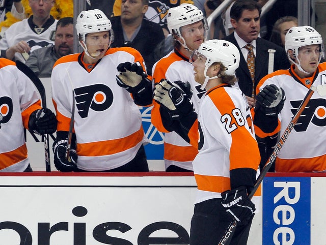 Claude Giroux celebrates his second period goal 
