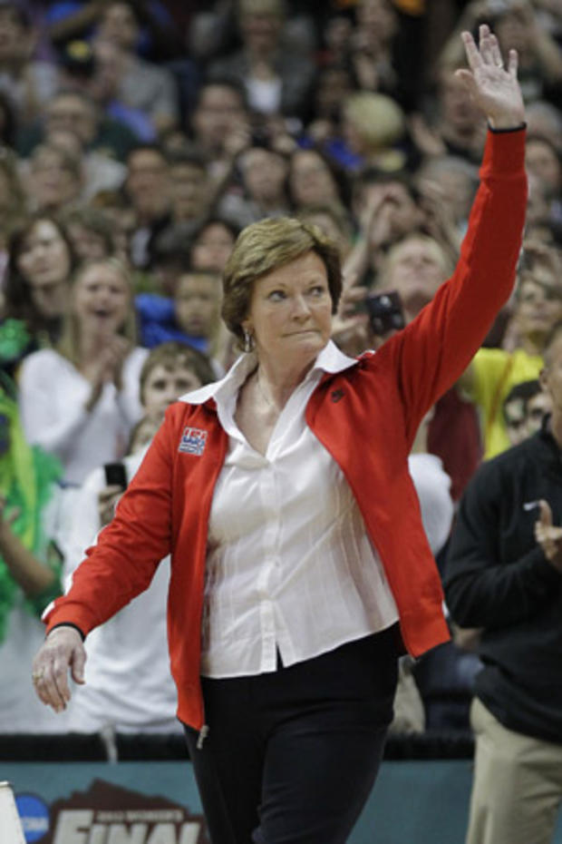 Pat Summitt  waves to the crowd 